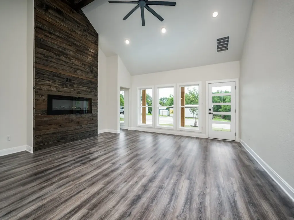 204 W Collins Decatur TX 76234