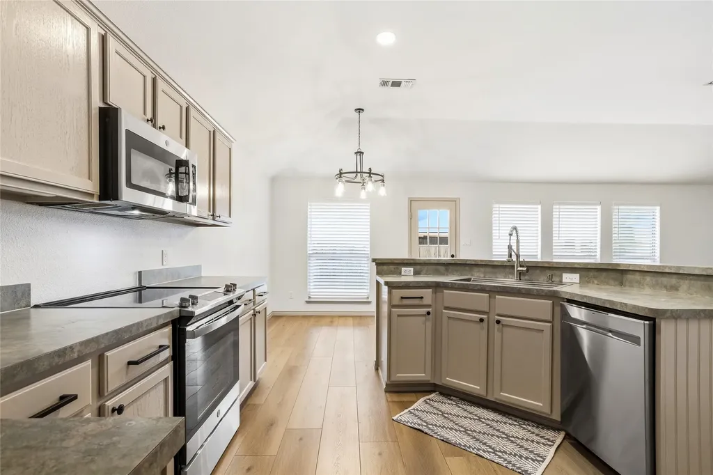 1020 Hannah Street Burleson TX 76028