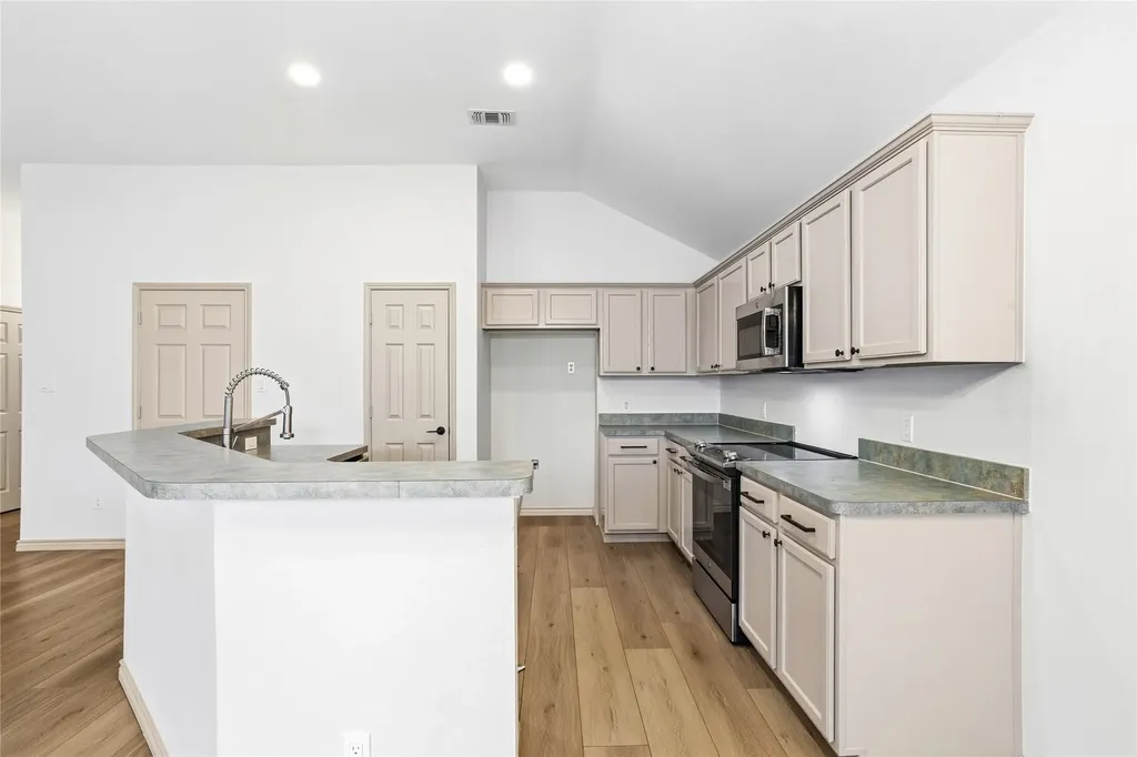 1020 Hannah Street Burleson TX 76028