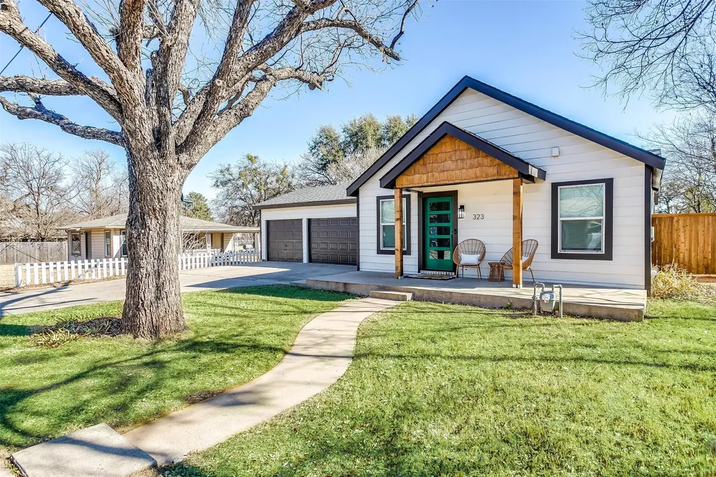 323 S Hannaford Street Granbury TX 76048