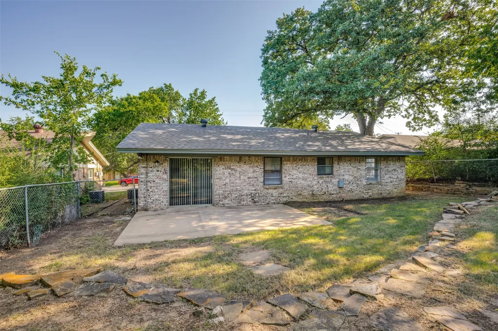 712 Chisholm Trail Denton TX 76209