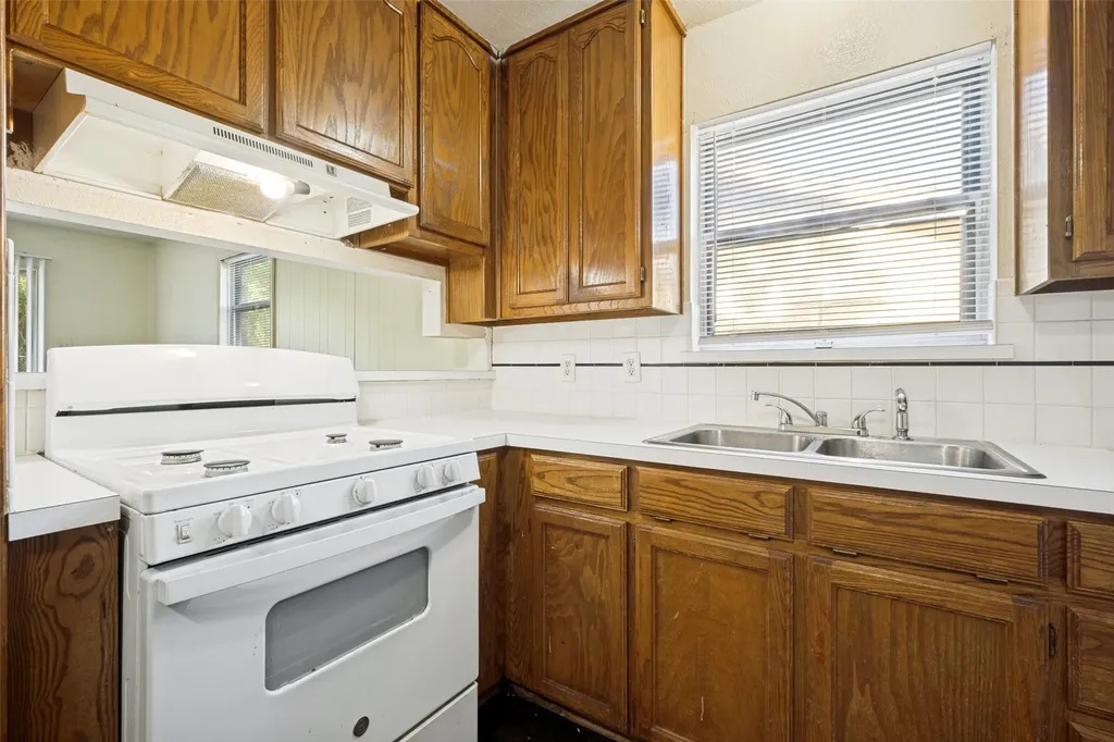712 Chisholm Trail Denton TX 76209