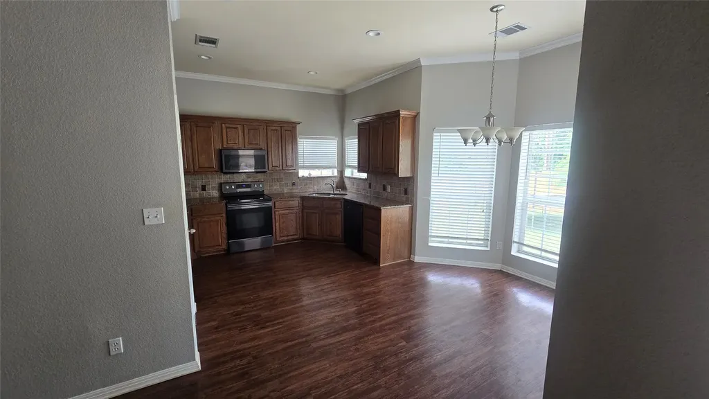 436 W Wall Street Hewitt TX 76643