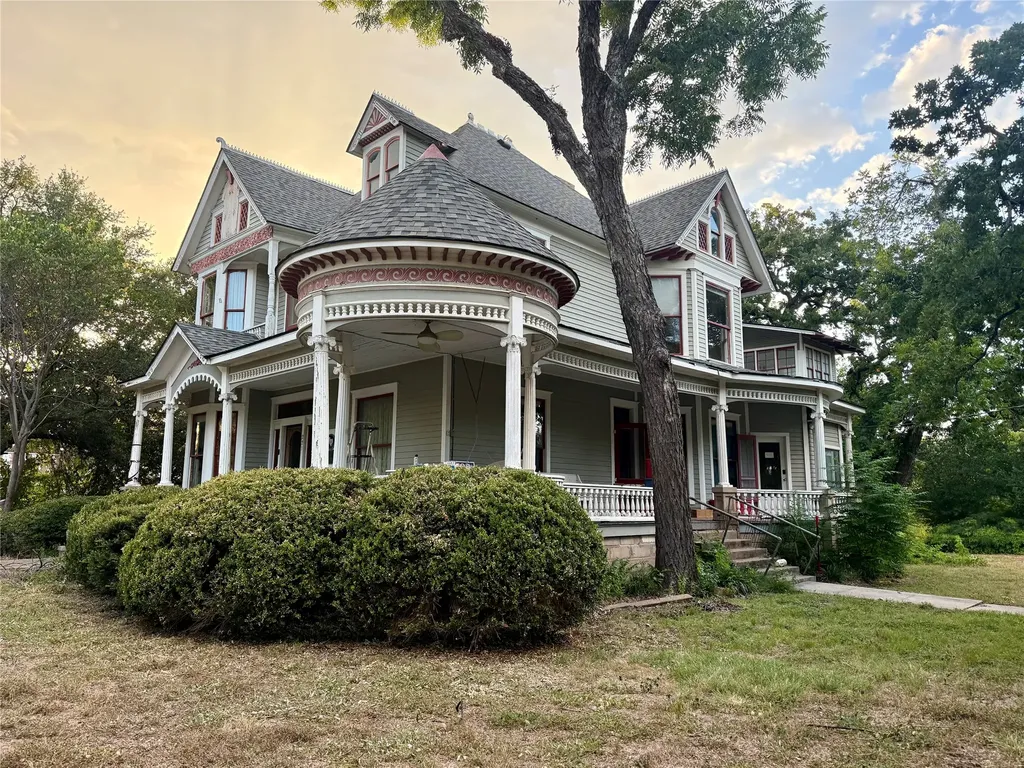 221 E Bridge Street Granbury TX 76048
