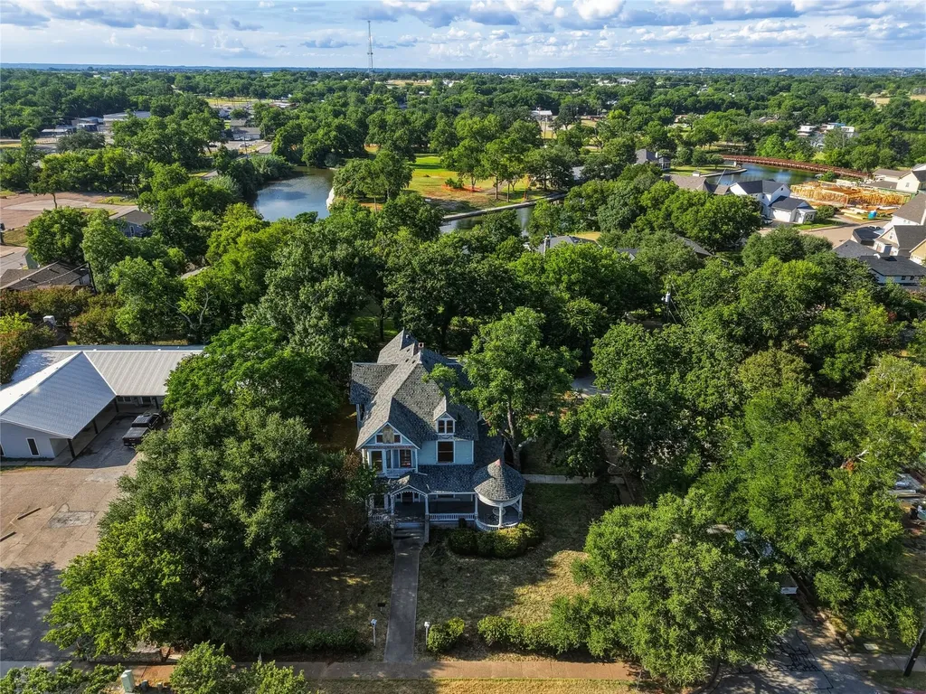 221 E Bridge Street Granbury TX 76048