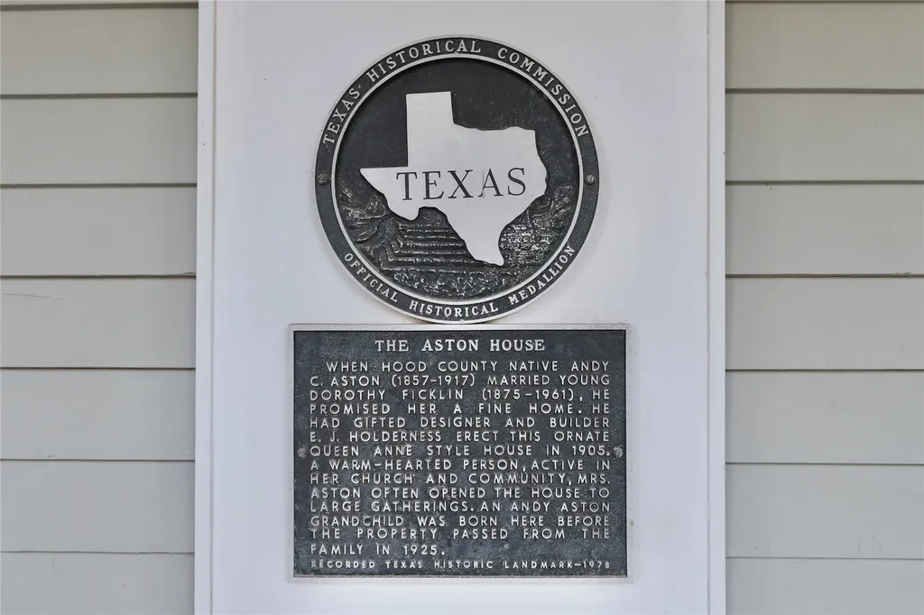 221 E Bridge Street Granbury TX 76048