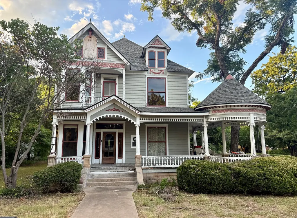221 E Bridge Street Granbury TX 76048