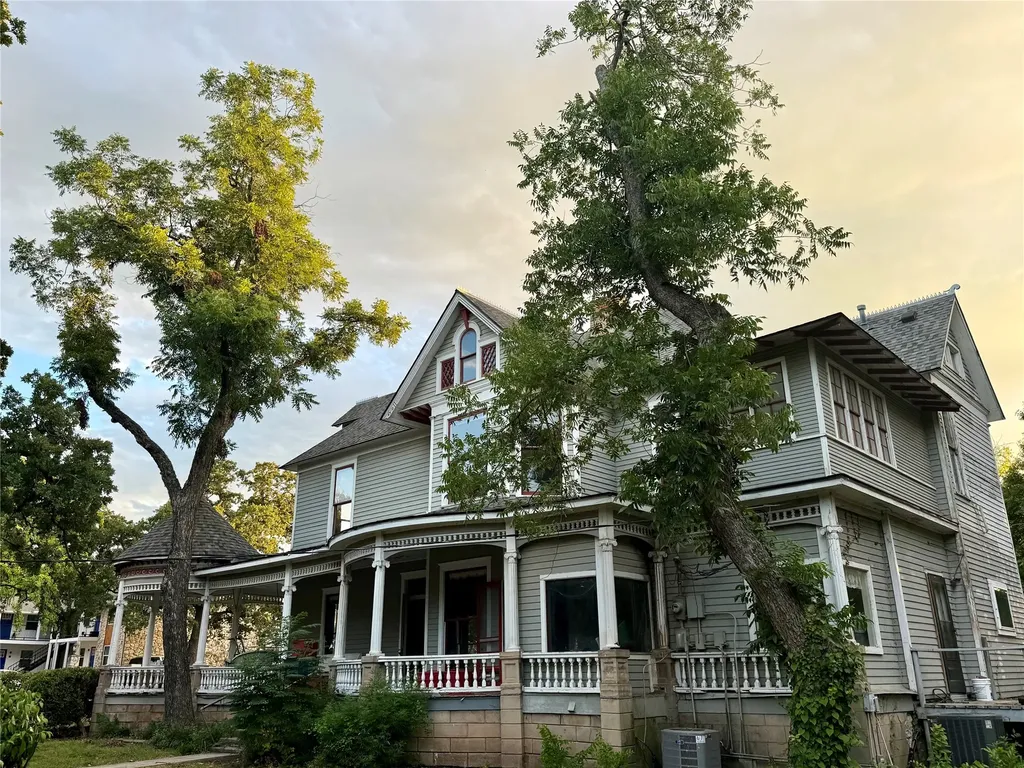221 E Bridge Street Granbury TX 76048