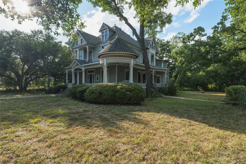 221 E Bridge Street Granbury TX 76048
