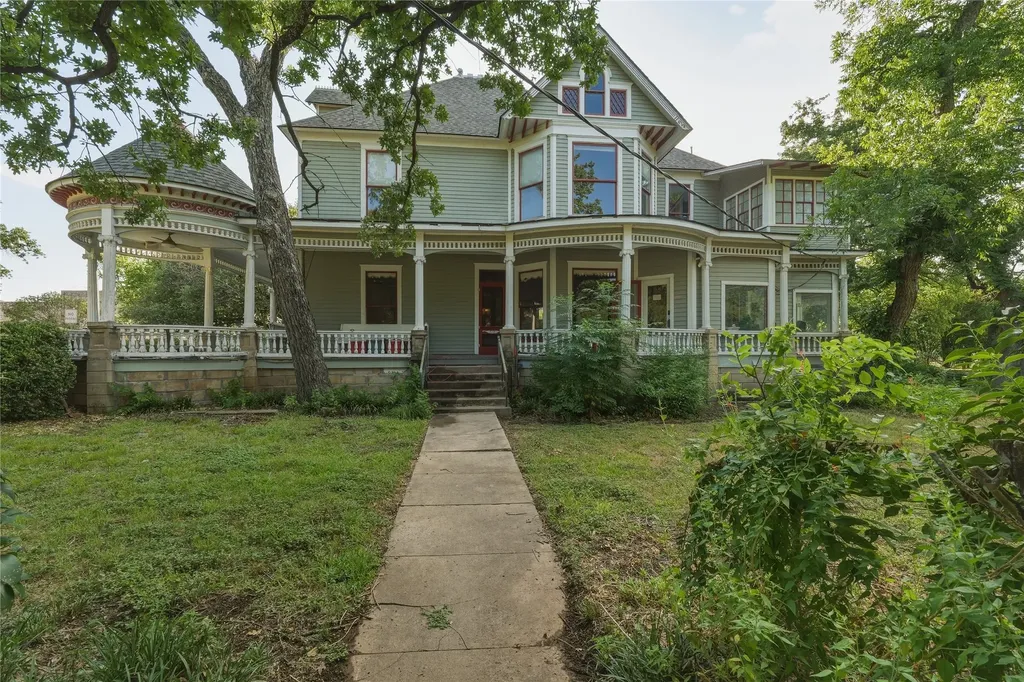 221 E Bridge Street Granbury TX 76048