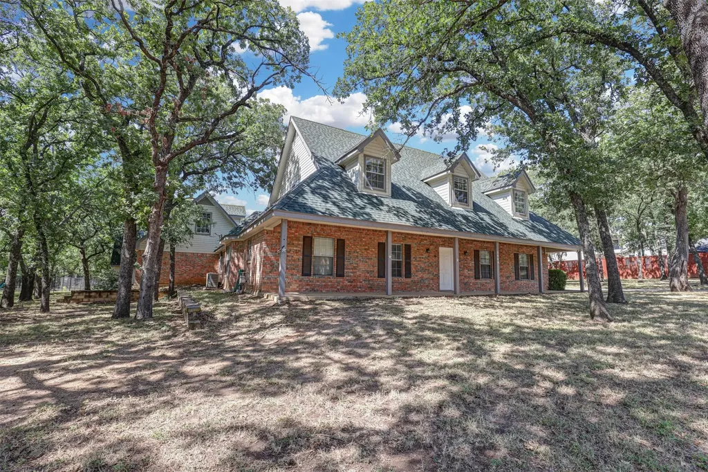 104 W Ash Lane Euless TX 76039
