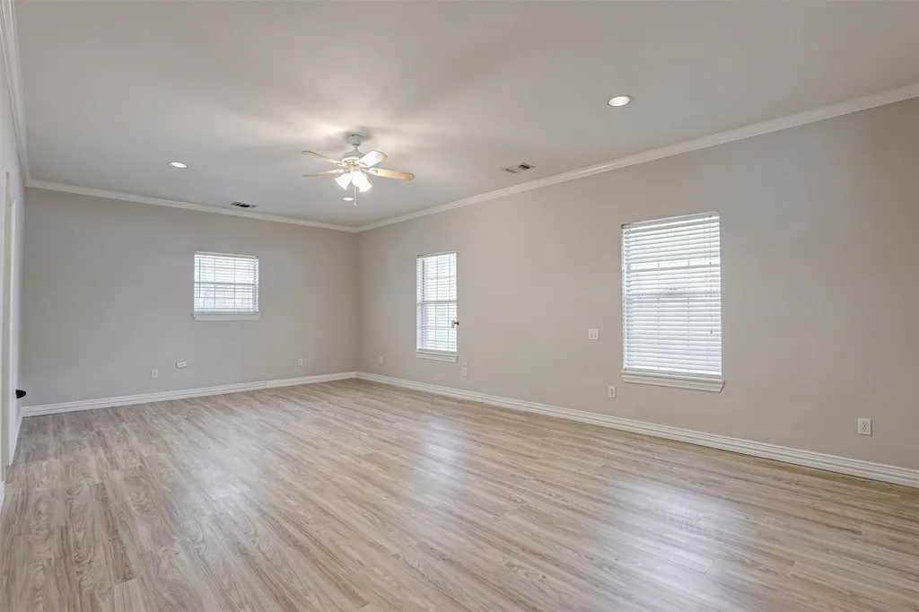 104 W Ash Lane Euless TX 76039