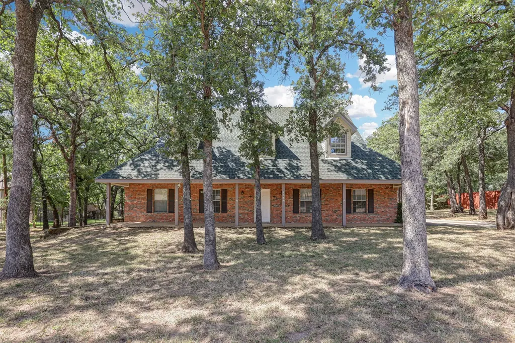 104 W Ash Lane Euless TX 76039
