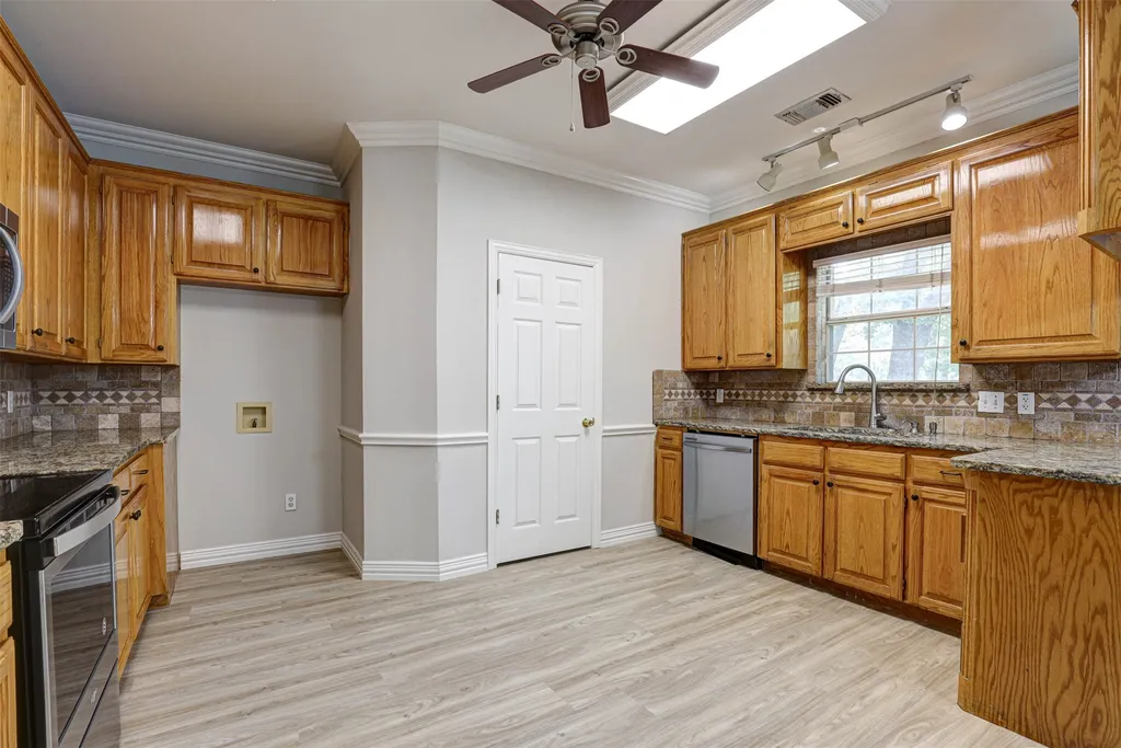 104 W Ash Lane Euless TX 76039
