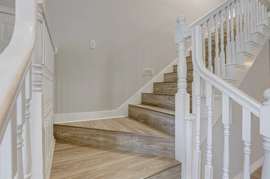 104 W Ash Lane Euless TX 76039