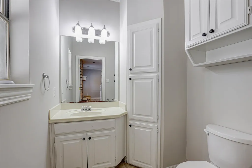 104 W Ash Lane Euless TX 76039