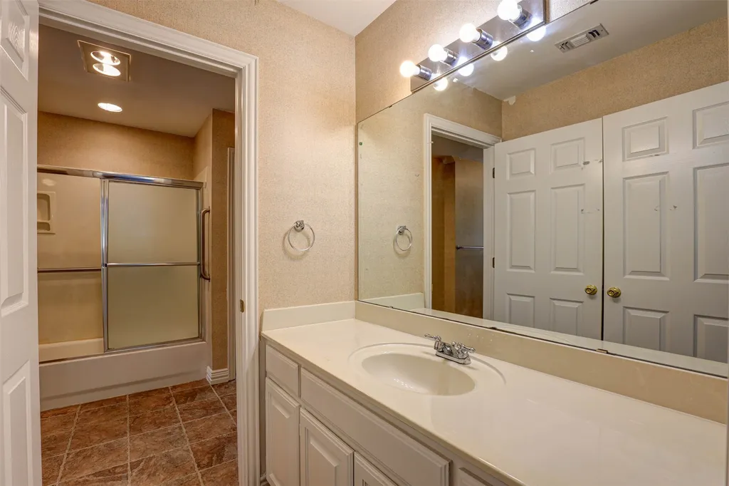 104 W Ash Lane Euless TX 76039