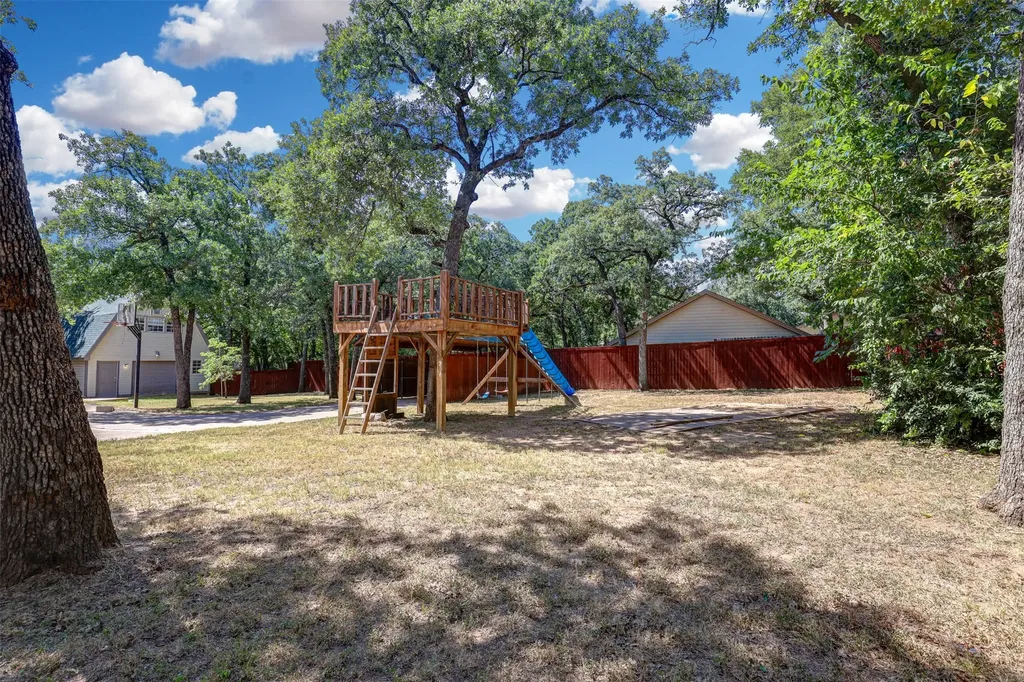 104 W Ash Lane Euless TX 76039