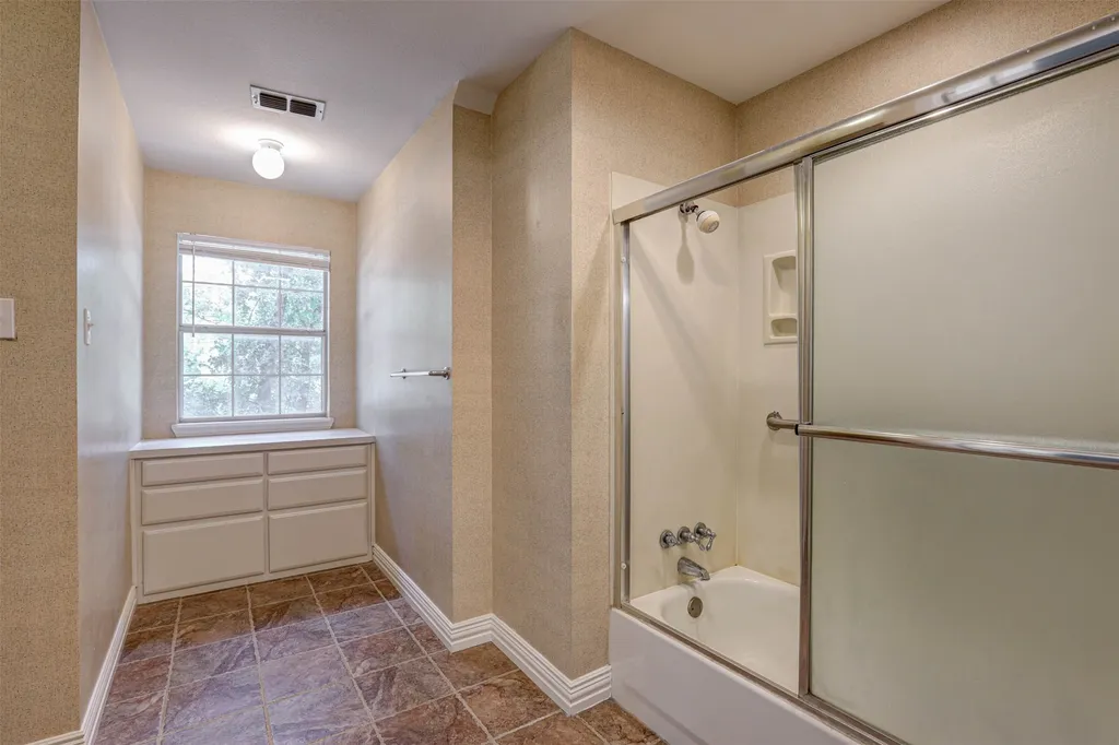 104 W Ash Lane Euless TX 76039