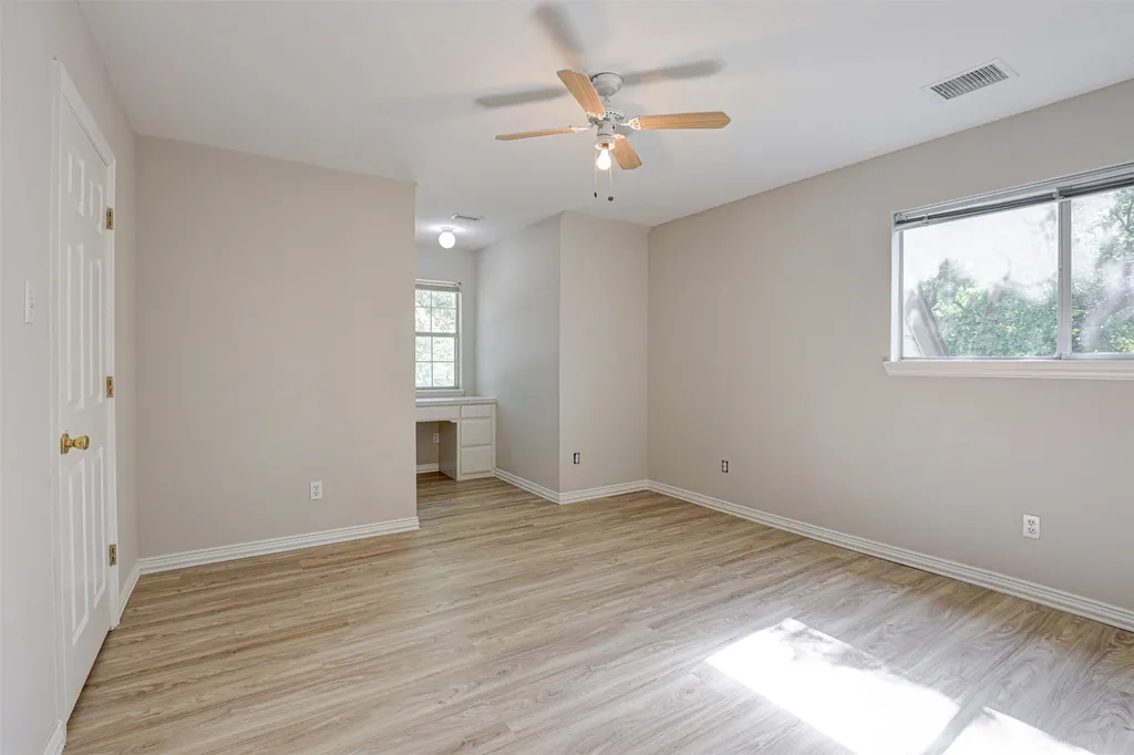 104 W Ash Lane Euless TX 76039