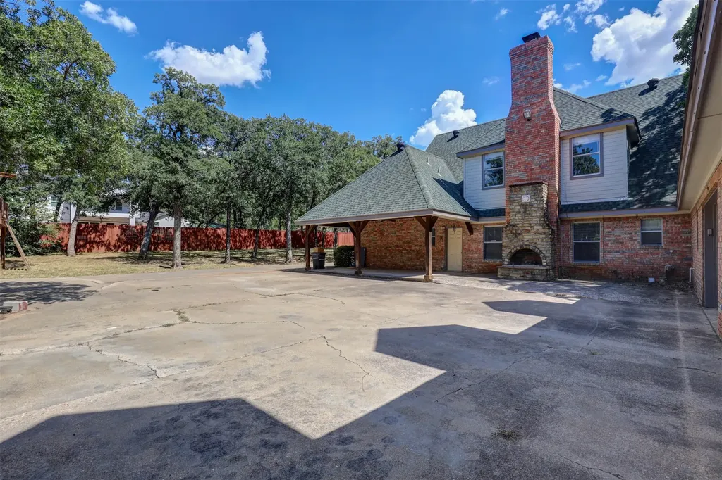 104 W Ash Lane Euless TX 76039