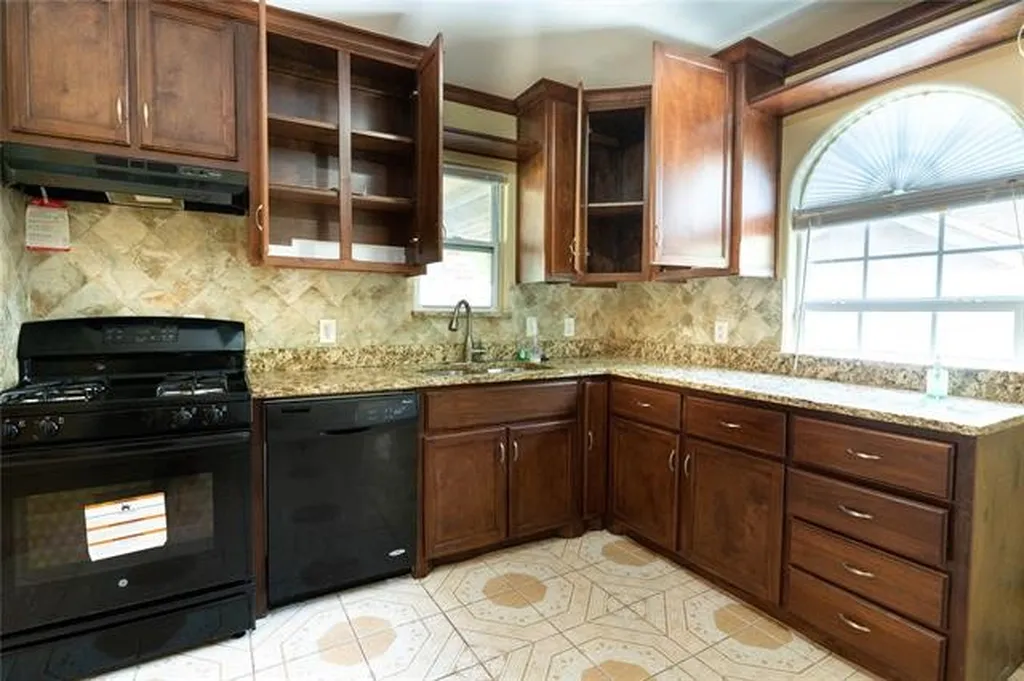 2746 Kingston Street Dallas TX 75211