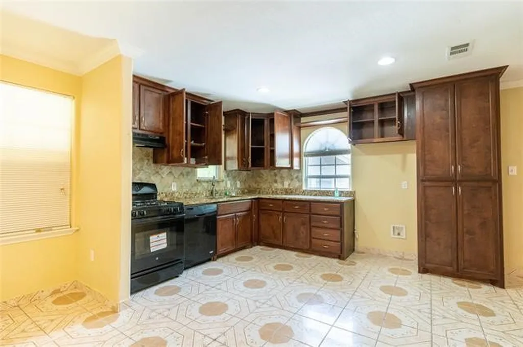 2746 Kingston Street Dallas TX 75211
