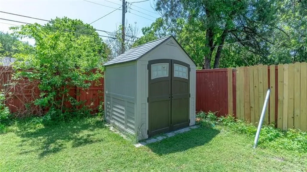 2746 Kingston Street Dallas TX 75211