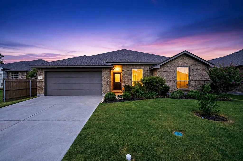 217 Angelina Court Azle TX 76020