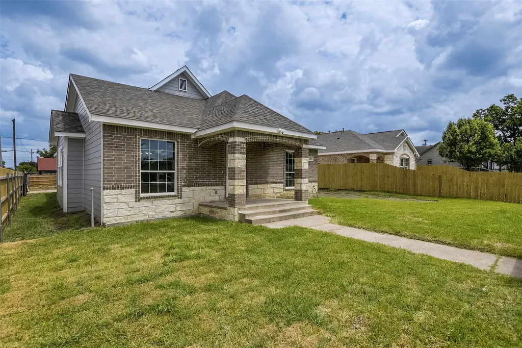 2502 S Denley Drive Dallas TX 75216