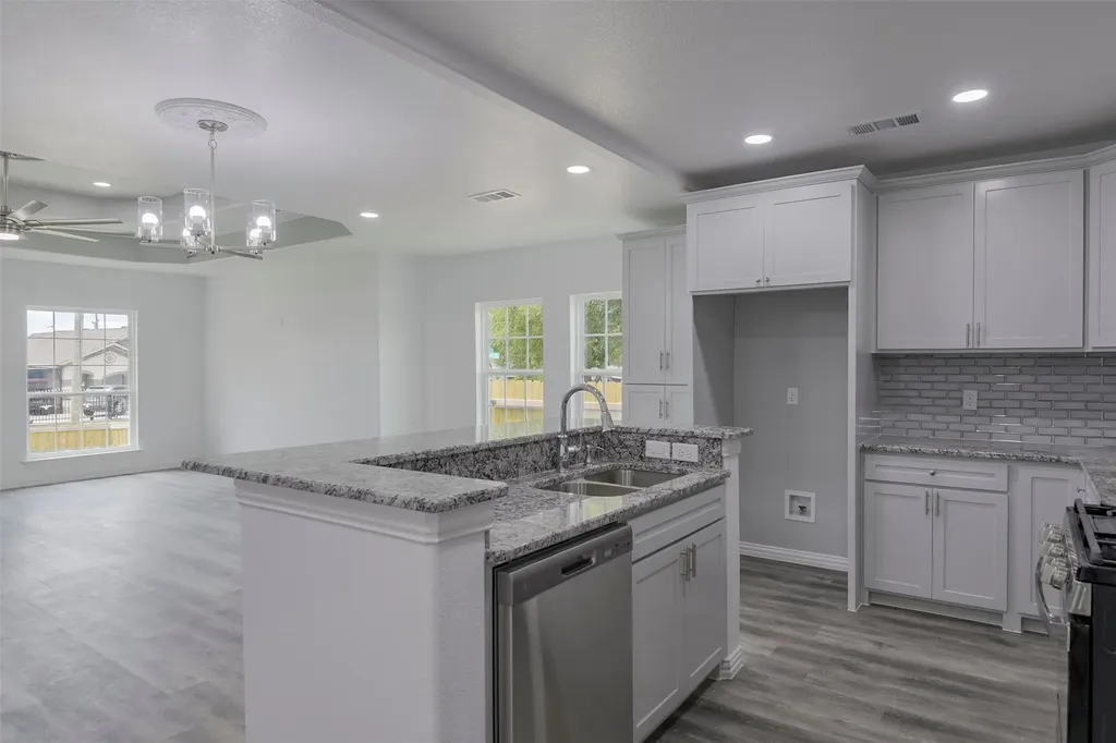 2502 S Denley Drive Dallas TX 75216