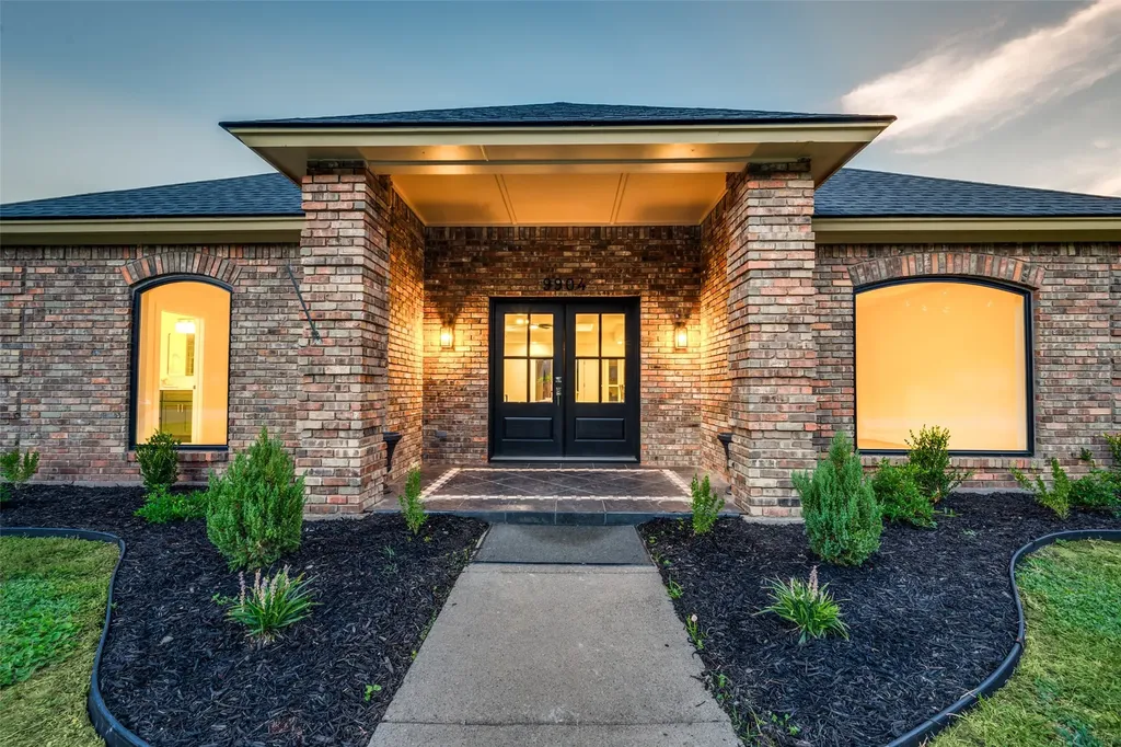 9904 Wandering Way Street Benbrook TX 76126