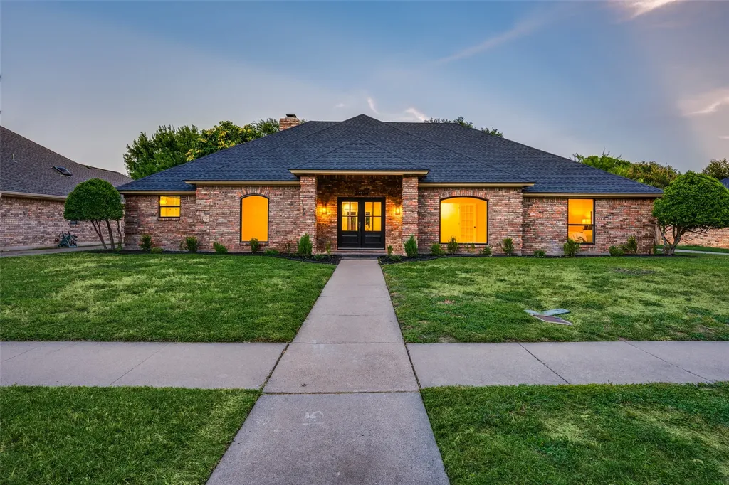 9904 Wandering Way Street Benbrook TX 76126