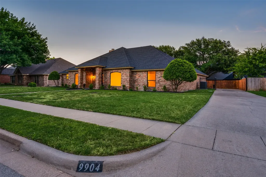 9904 Wandering Way Street Benbrook TX 76126