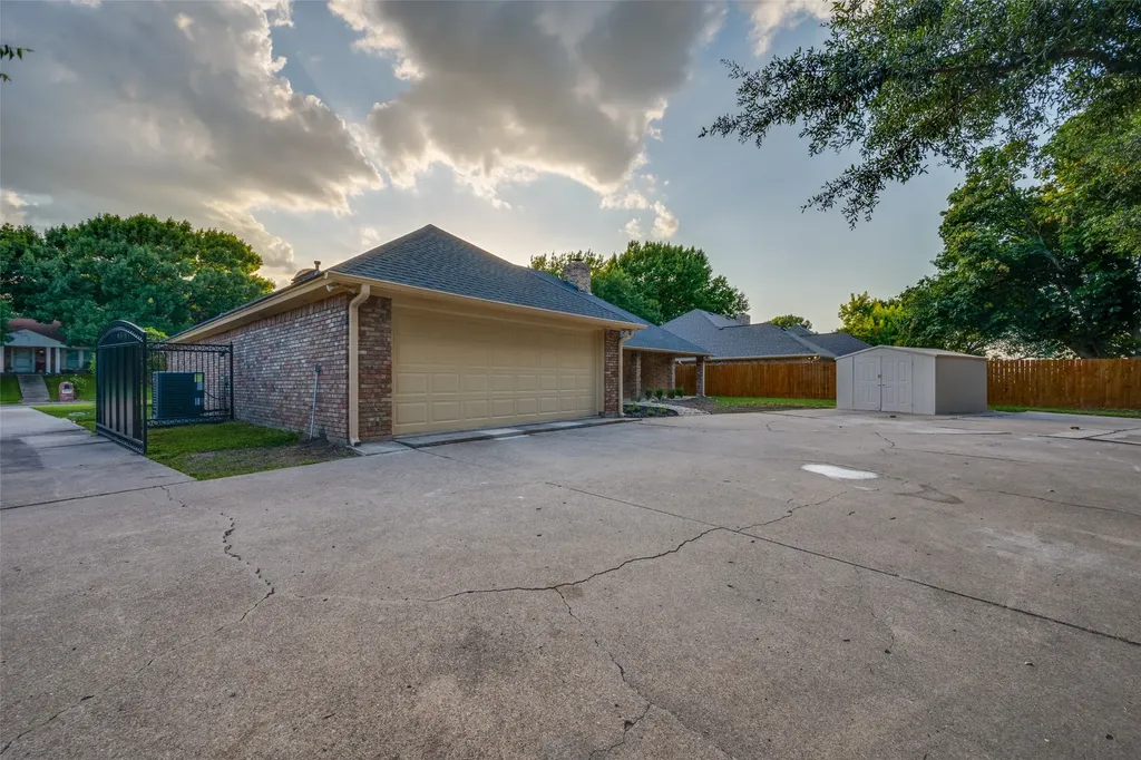 9904 Wandering Way Street Benbrook TX 76126