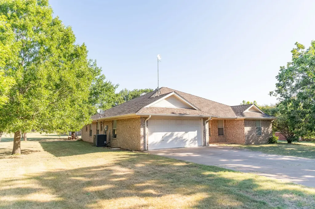 1193 County Road 318 Glen Rose TX 76043