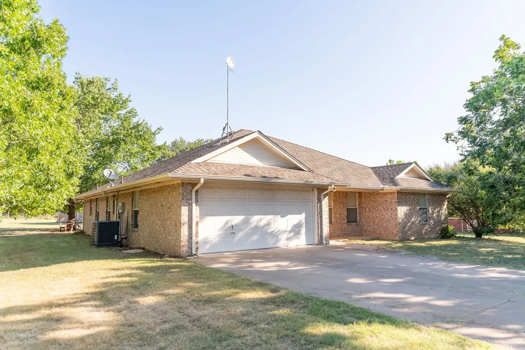 1193 County Road 318 Glen Rose TX 76043