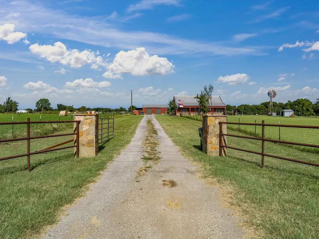 716 County Road 3241 Paradise TX 76073