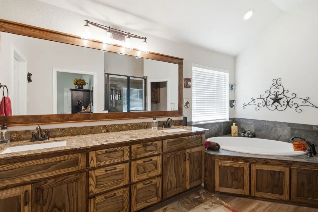 640 Sunfish Point Bluff Dale TX 76433