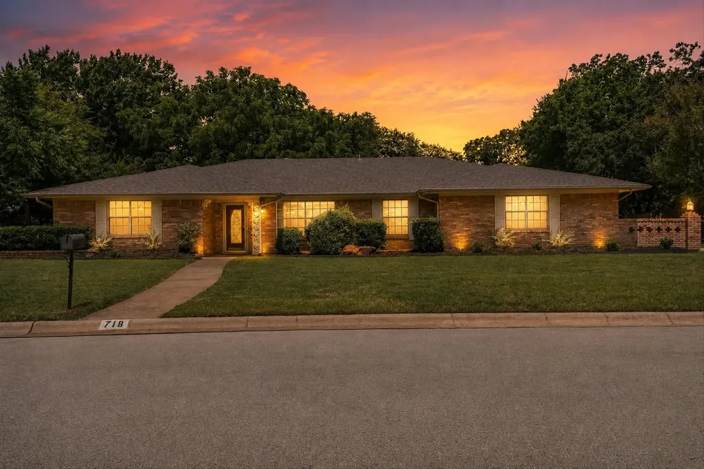 718 Ridgecrest Circle Denton TX 76205