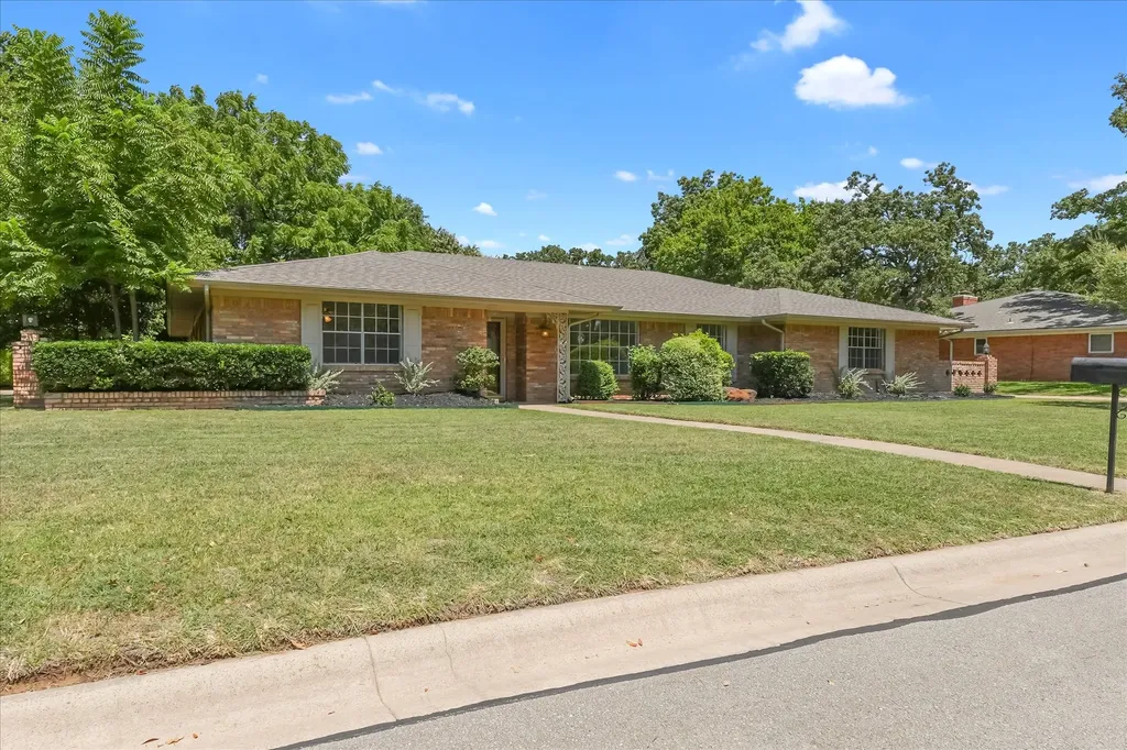 718 Ridgecrest Circle Denton TX 76205