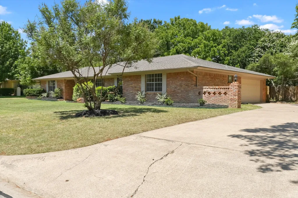 718 Ridgecrest Circle Denton TX 76205