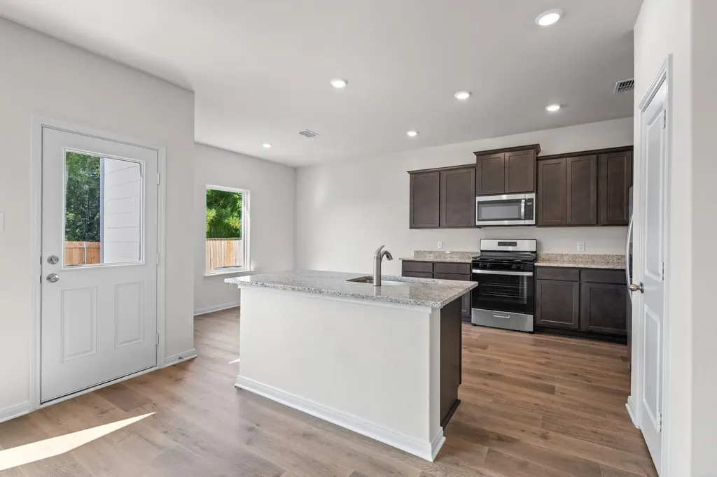 8433 White Wolf Trail Ponder TX 76259