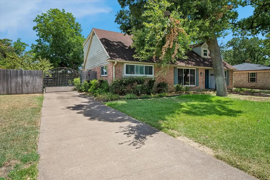 216 Huntingdon Drive Irving TX 75061
