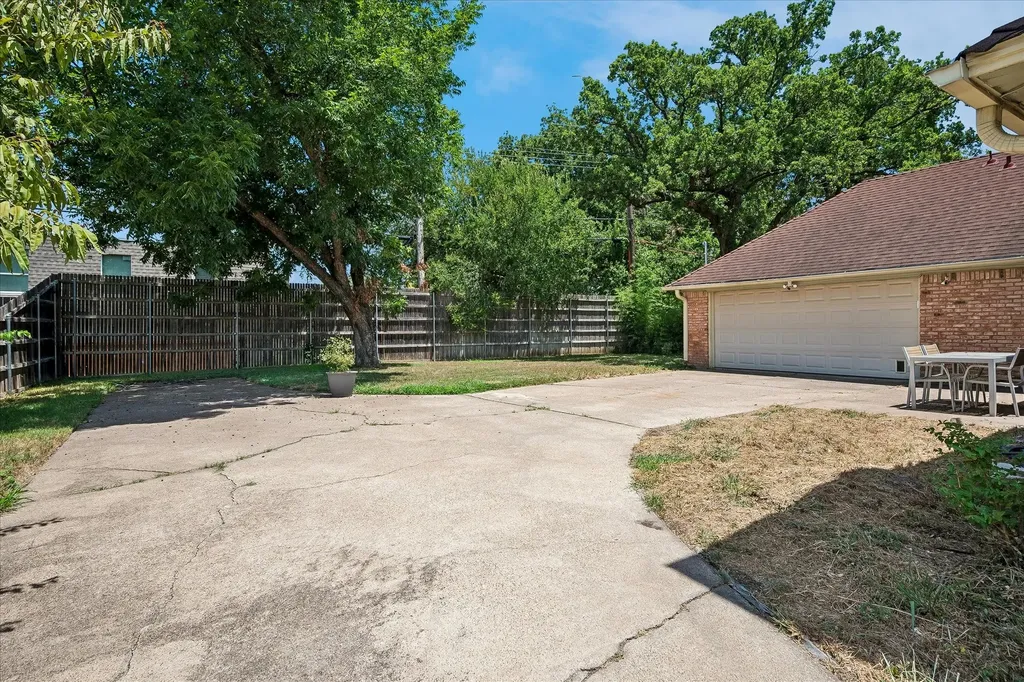 216 Huntingdon Drive Irving TX 75061