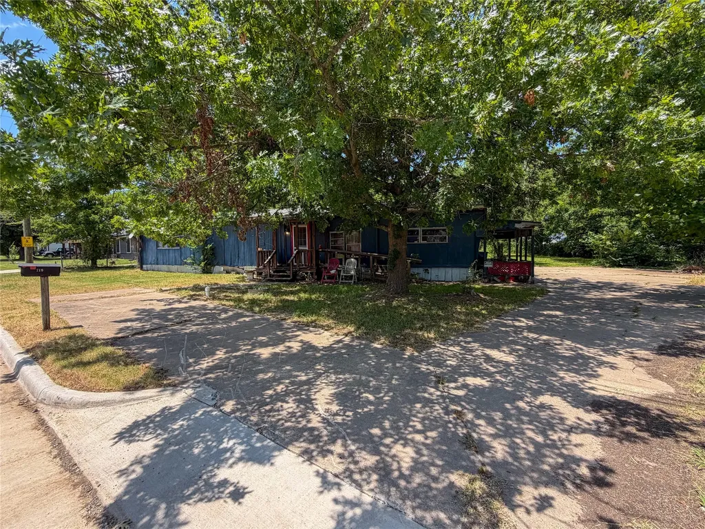 719 E Bullock Street Denison TX 75021