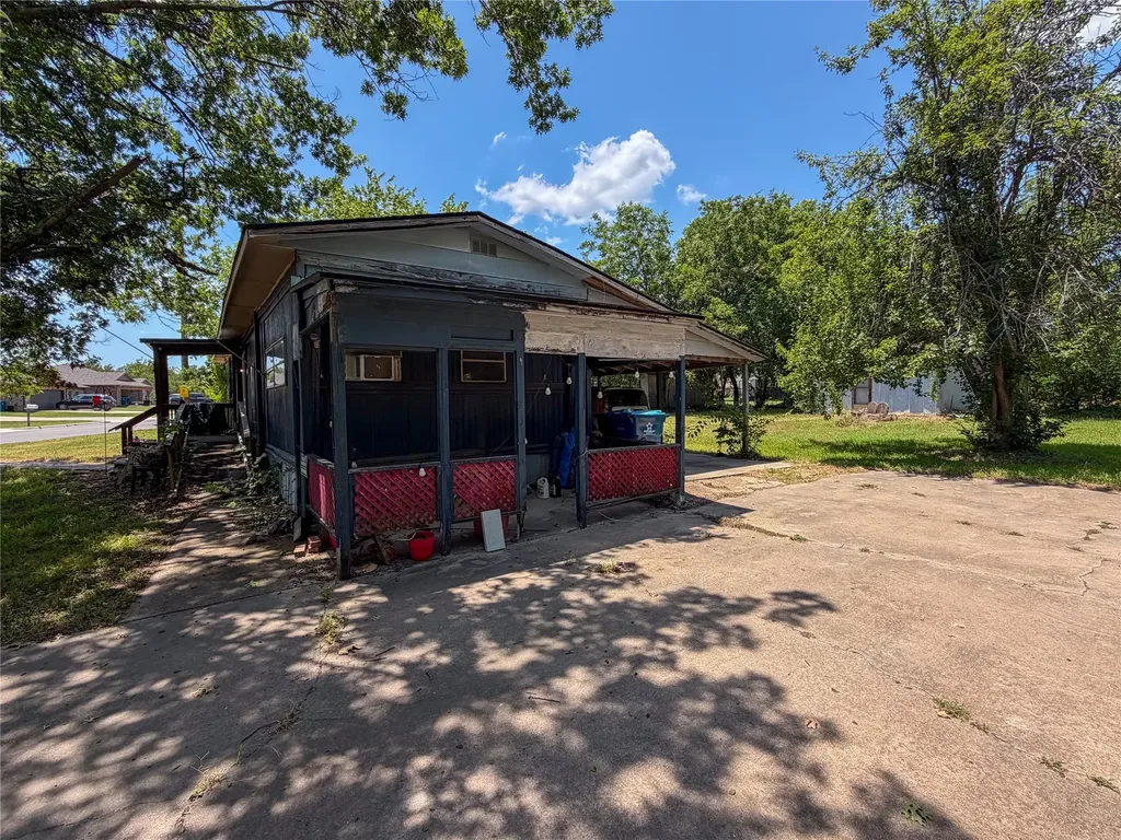 719 E Bullock Street Denison TX 75021