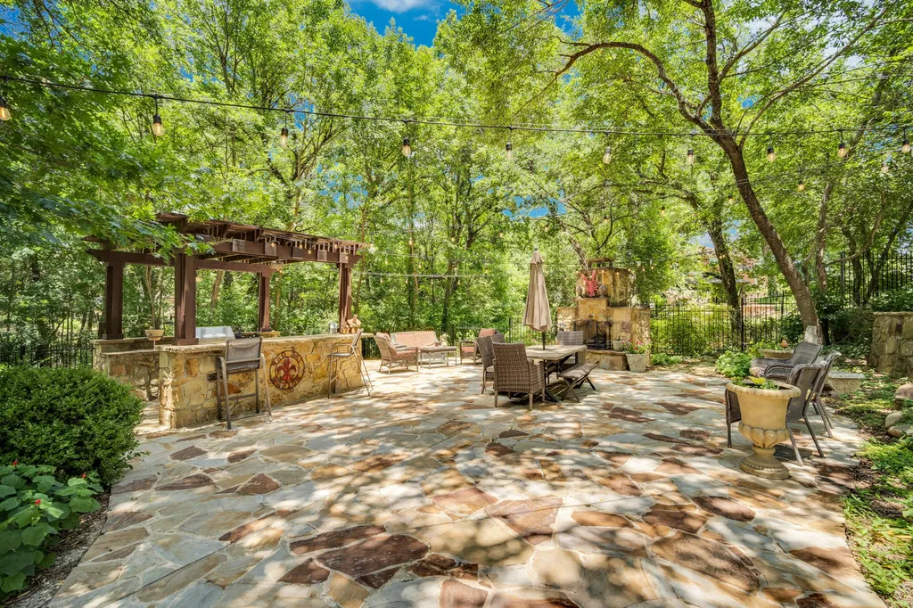 1811 Magic Valley Lane Cedar Hill TX 75104