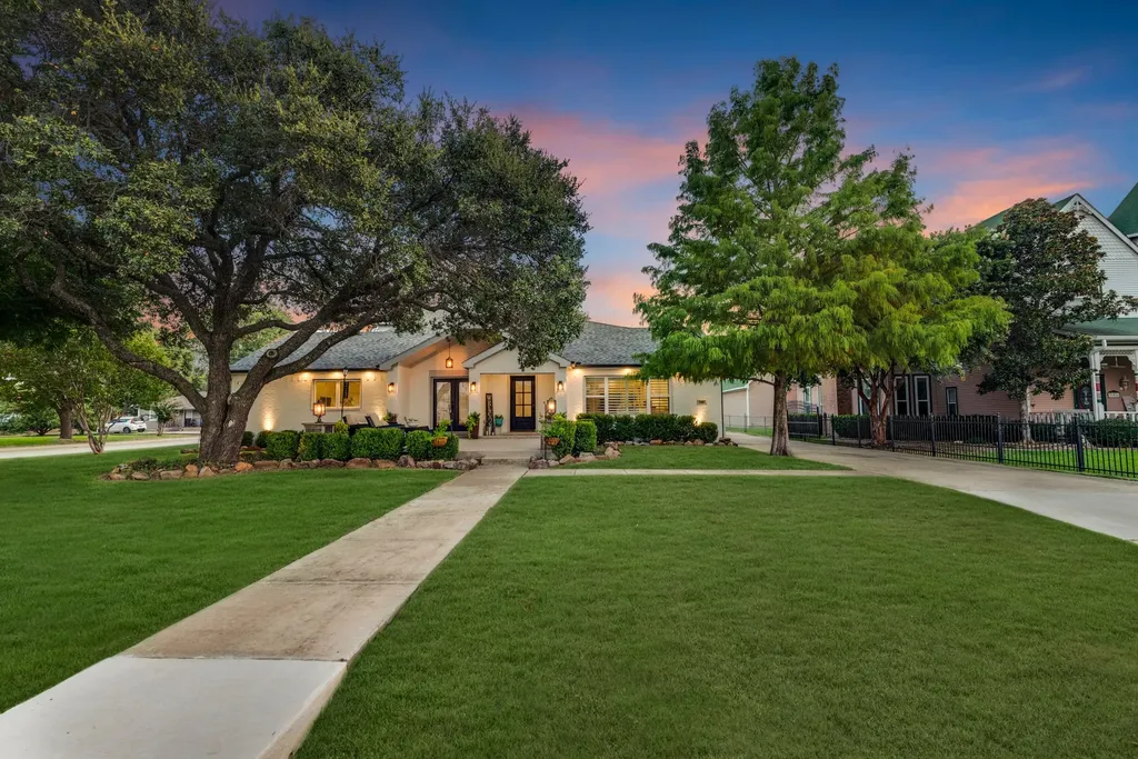 310 Travis Street Roanoke TX 76262