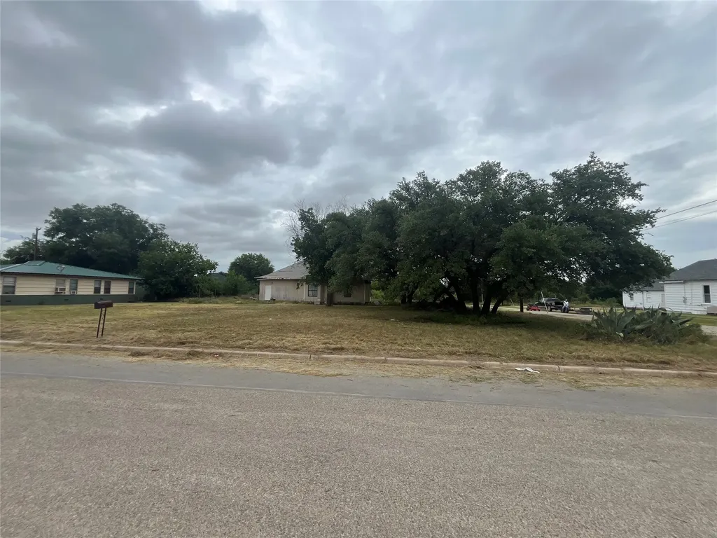 706 5th Brady TX 76825
